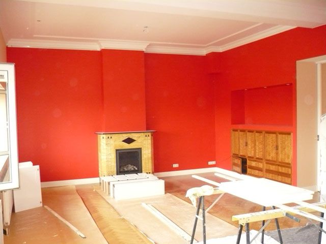 Rode muur woonkamer